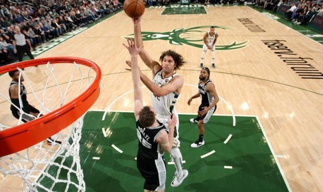 除了爆炸头和殴打吉祥物，罗宾·洛佩斯还有个绝招